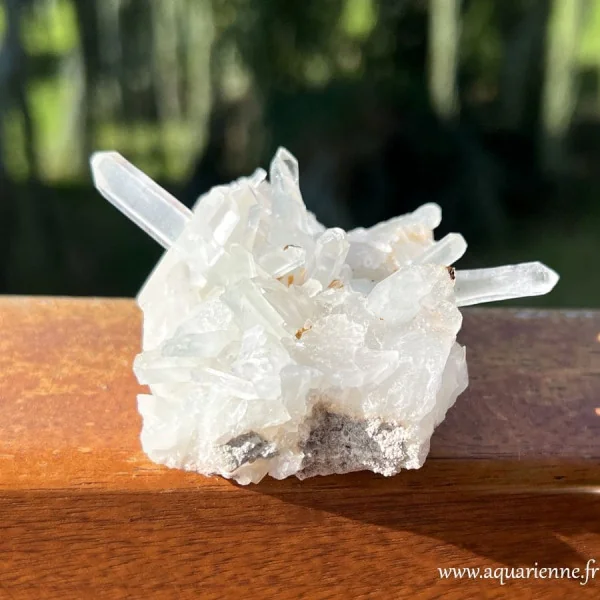 Cristal de roche de Madagascar, druse brute. Purifie l'énergie d'une pièce et celle des autres pierres.