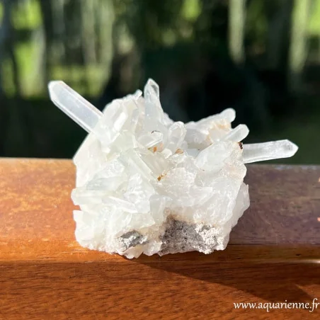 Cristal de roche de Madagascar, druse brute. Purifie l'énergie d'une pièce et celle des autres pierres.