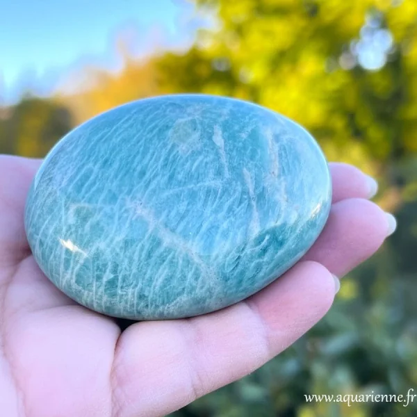 Gros plan sur les détails et veines de ce gros galet poli en Amazonite de Madagascar. Pièce unique.