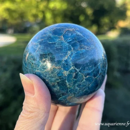 Sphère en Apatite bleue pièce unique de 604 g et 7 cm de diamètre. Inspiration, communication, motivation.
