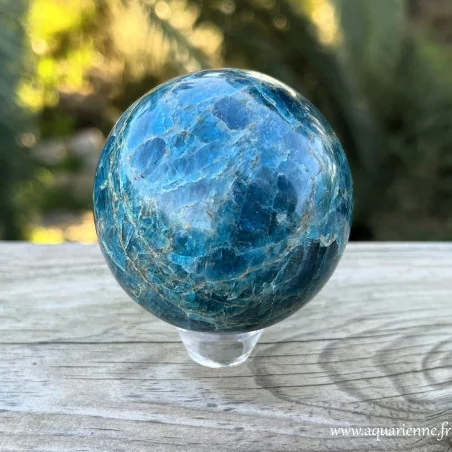 Sphère en Apatite bleue de Madagascar posée sur un support. Pièce unique.