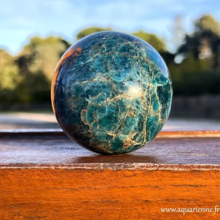 Détail des nuances bleues et veines de cette sphère en Apatite bleue. Pièce unique à offrir ou à s'offrir.