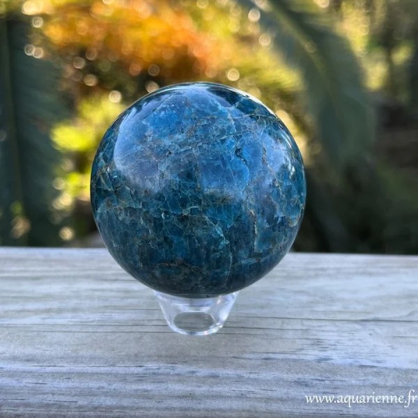 Apatite bleue de Madagascar, sphère de 70mm de diamètre et 604g. Pièce unique, idée cadeau.