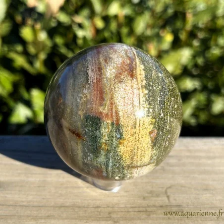 Belle sphère en jaspe polychrome de 72 mm de diamètre. Pièce unique à offrir ou à s'offrir.
