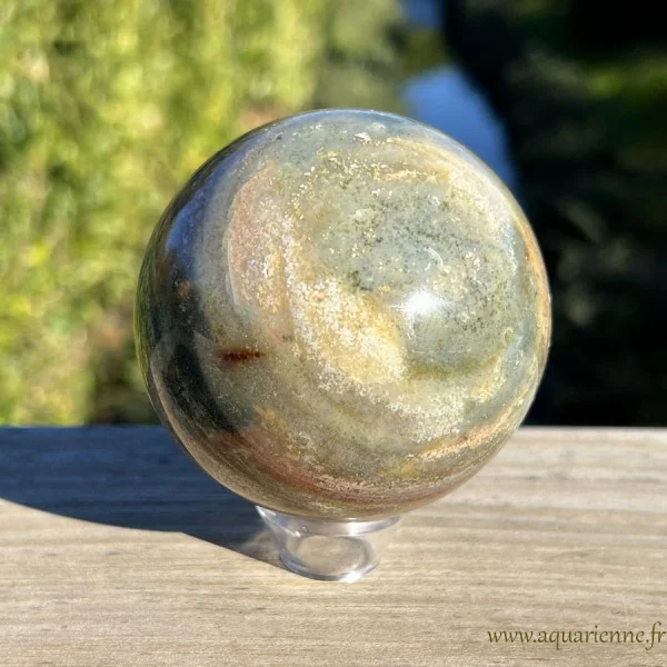 Boule polie en jaspe polychrome de Madagascar, pierre naturelle polie. Pièce unique.