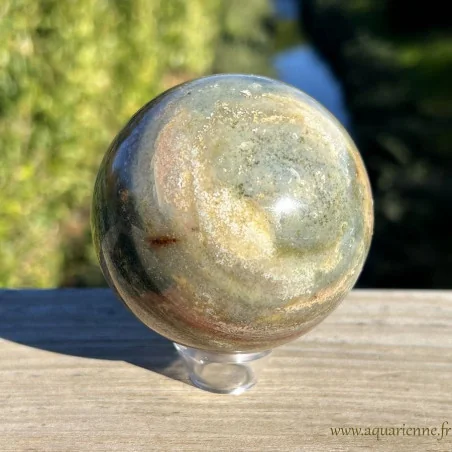 Boule polie en jaspe polychrome de Madagascar, pierre naturelle polie. Pièce unique.