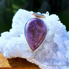 Pierre de transformation, la Charoïte délivre des peurs profondes. Pendentif argent 925 et charoïte forme goutte inversée.