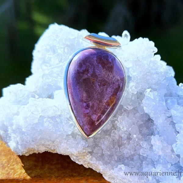 Pierre de transformation, la Charoïte délivre des peurs profondes. Pendentif argent 925 et charoïte forme goutte inversée.