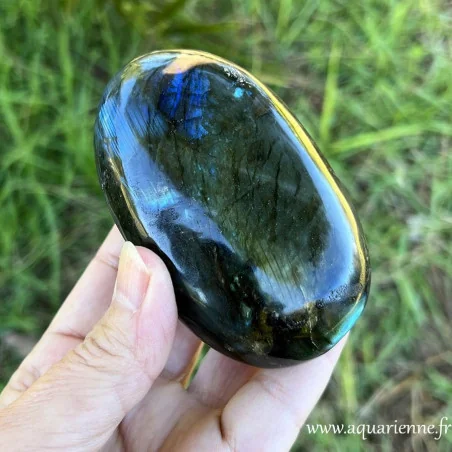 Labradorite de Madagascar, grand galet poli de 353g et 9,2 cm. Protection des parasitages mentaux.