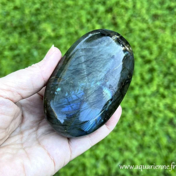 Grand galet de Labradorite de Madagascar avec reflets bleus et verts. Pièce unique tel que sur les photos.