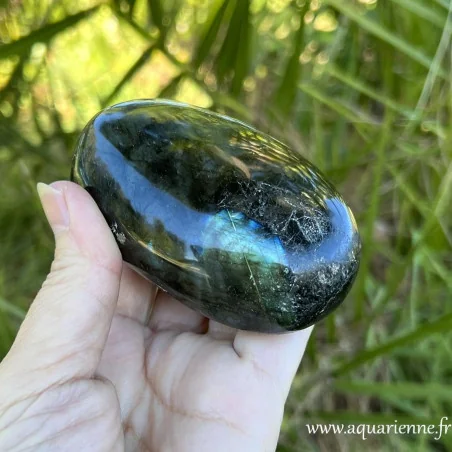 Zoom sur les imperfections de ce grand galet de Labradorite déclassé avec une remise de 30%