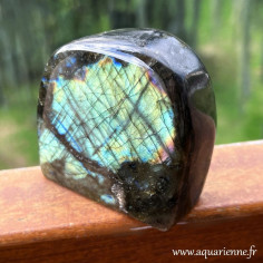 Labradorite de Madagascar, forme libre à poser de 434g avec des reflets bleutés, vert et doré. Pièce unique.