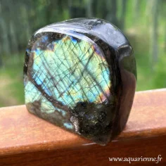 Labradorite de Madagascar, forme libre à poser de 434g avec des reflets bleutés, vert et doré. Pièce unique.