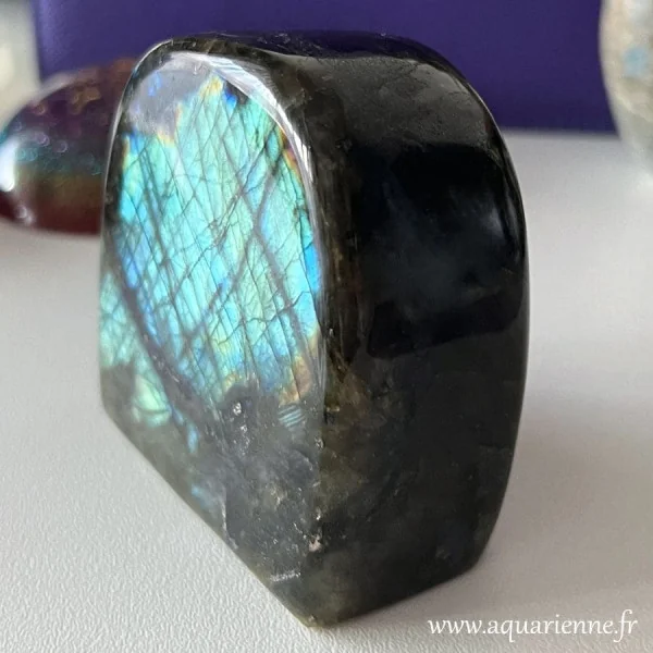 Face à la lumière cette forme libre de Labradorite de Madagascar a de fascinants reflets bleutés. Pièce unique.