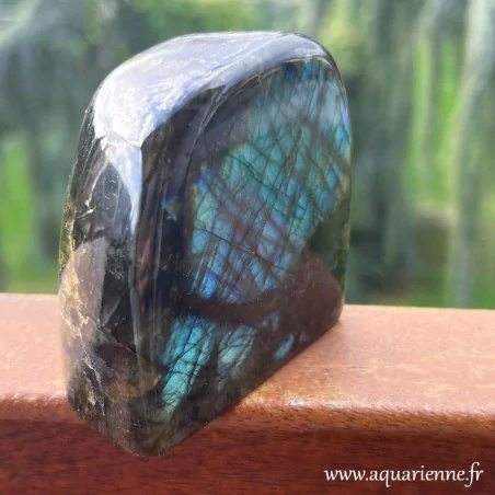 Forme libre à poser de Labradorite de Madagascar de 434g et 7,3cm. Protection, intuition, clarté. Pièce unique.