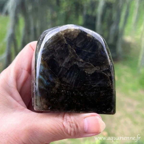 Photo du verso de cette Labradorite de 434g qui présente de superbes reflets bleutés sur l'autre face. Pièce unique.