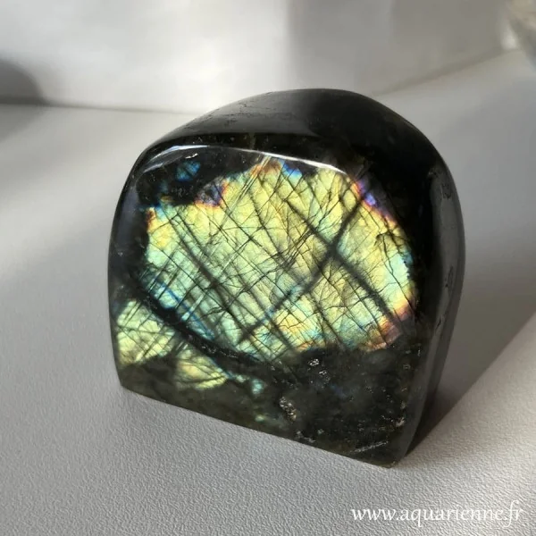 Reflets dorés flamboyants selon l'exposition à la lumière de cette Labradorite de Madagascar de 434g. Pièce unique.
