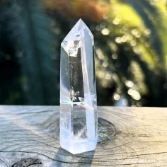 Cristal de roche, pointe fine de 8,2 cm de hauteur. Pierre de lumière.