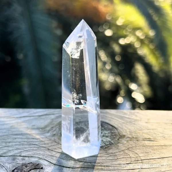Cristal de roche, pointe fine de 8,2 cm de hauteur. Pierre de lumière.