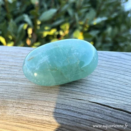 Fluorite verte de Madagascar, galet poli main 193g. Clarté mentale, organisation, chakra du cœur.