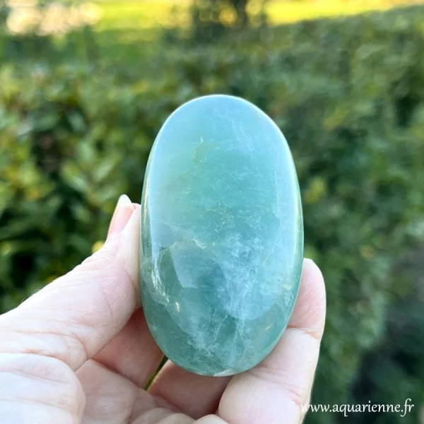 Galet poli de fluorite verte de Madagascar : 193 g - 7,6 cm - Pierre de structuration de la pensée, clarté mentale.