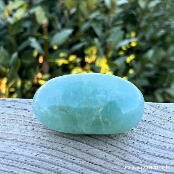 En méditation ou dans votre espace de travail ce galet de fluorite verte aide à la concentration et à l'organisation.