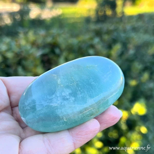 Pièce unique, vous recevrez le galet de fluorite verte présenté sur les photos prises à la lumière naturelle