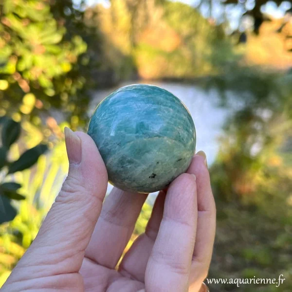 Laissez-vous porter par l'énergie apaisante de cette sphère Amazonite pour plus de sérénité au quotidien