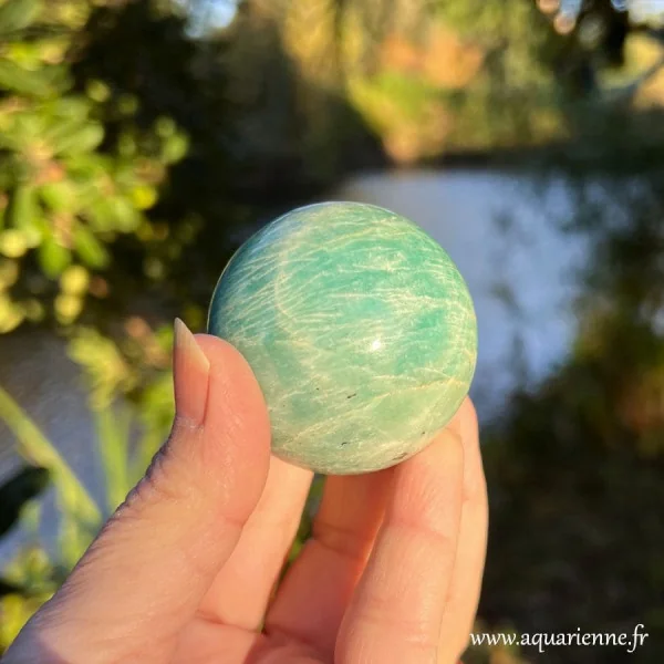 Photo prise au soleil couchant de cette sphère d'Amazonite, pièce unique de 50 mm de diamètre.