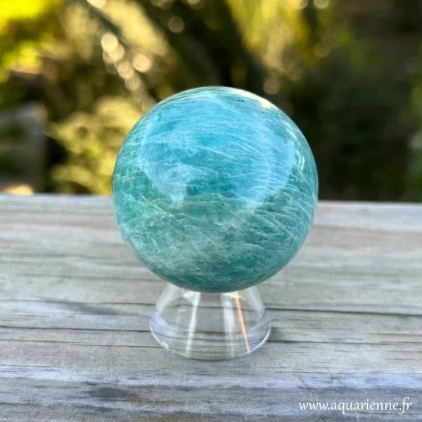 L'Amazonite vibre avec vos chakras du coeur et de la gorge. Sphère en Amazonite de Madagascar : 5 cm - 169 g