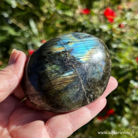 Labradorite de Madagascar, grand galet à reflets bleus, or, oranges.