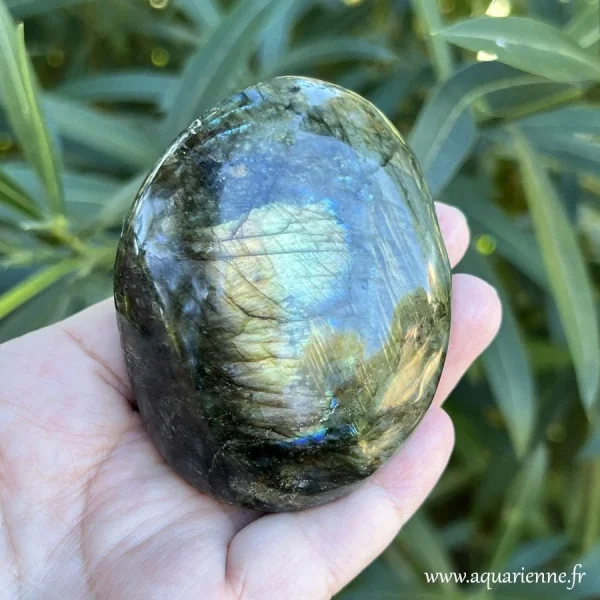 Grand galet de Labradorite de Madagascar avec reflets bleus, or, oranges. Pièce unique tel que sur les photos.