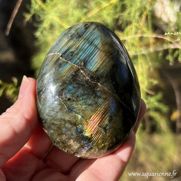 galet labradorite de Madagascar - 236g - 8 cm. Pierre de protection.