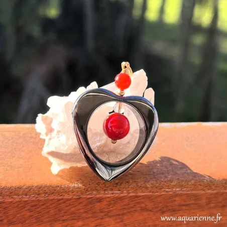 Boostez votre énergie avec le pendentif Energetica : coeur hématite, cornaline et cristal de roche. Édition limitée.