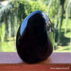 Tourmaline noire de Madagascar, forme libre polie : 10 cm de haut et 782 g. Ancrage, protection. Pièce unique.