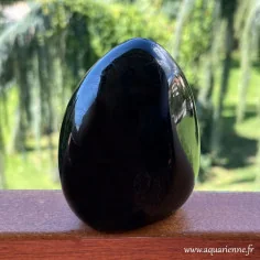 Tourmaline noire de Madagascar, forme libre polie : 10 cm de haut et 782 g. Ancrage, protection. Pièce unique.