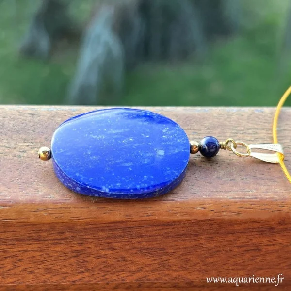 Photo en extérieur du pendentif Ciel Étoilé en lapis-lazuli et sa bélière plaqué or. Bijou création fait main, nombre limité.