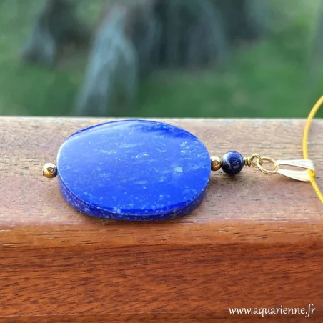 Photo en extérieur du pendentif Ciel Étoilé en lapis-lazuli et sa bélière plaqué or. Bijou création fait main, nombre limité.