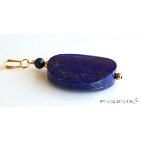 Vue de côté, épaisseur du pendentif en lapis-lazuli et plaqué or. Lapis-lazuli pierre de communication claire et d'intuition.