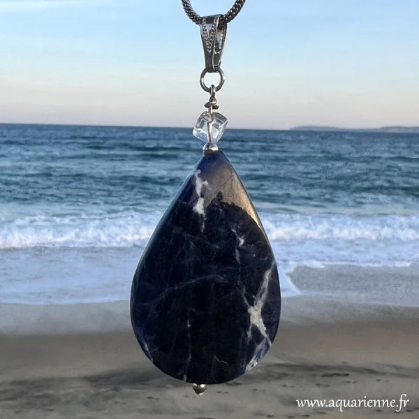 Pendentif Sodalite Accord Intérieur Goutte n°01 – vue d’ensemble