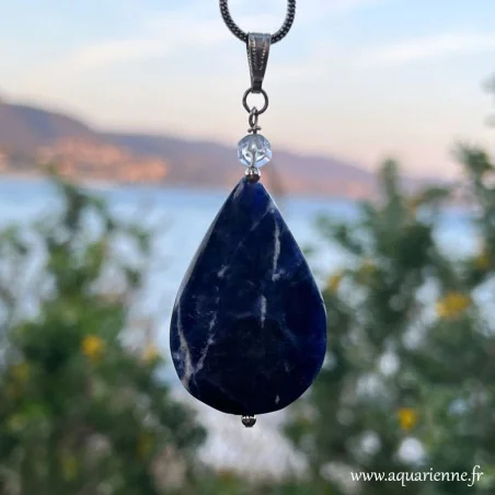 Détail perle cube en Cristal de roche – pendentif Sodalite