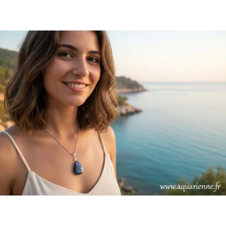 Femme contente de porter le pendentif Sodalite Accord Intérieur Goutte n°01, bijou création Aquarienne.