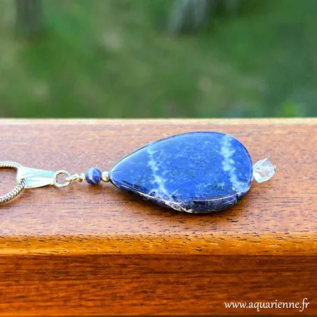 Détail de l'autre face pendentif en Sodalite - collection Accord Intérieur - Goutte n°02. Bijou création, pièce unique.