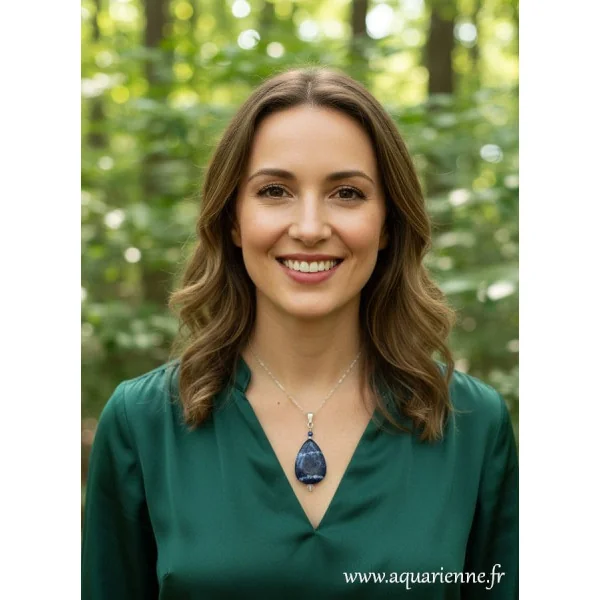 Femme portant le pendentif Sodalite, goutte 02 de la collection Accord Intérieur. Harmonie, alignement, intuition.