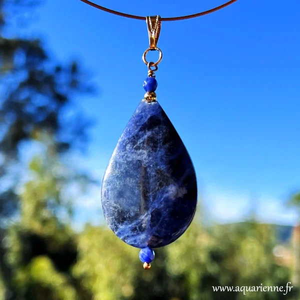 Pendentif sodalite plaqué or - Création Aquarienne, pièce unique. Harmonie intérieure, expression alignée.