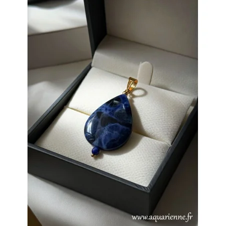 Goutte de Sodalite n°03, pendentif Sodalite et plaqué Or photographié dans une boîte cadeau. A offrir ou à s'offrir.