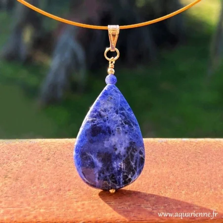 Collection Accord Intérieur, pendentif plaqué or et sodalite goutte n° 04. Pièce unique à offrir ou à s'offrir.