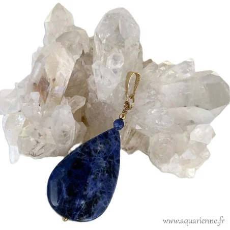 Goutte de sodalite et plaqué or, un pendentif conçu comme un talisman d'alignement et d'expression juste.