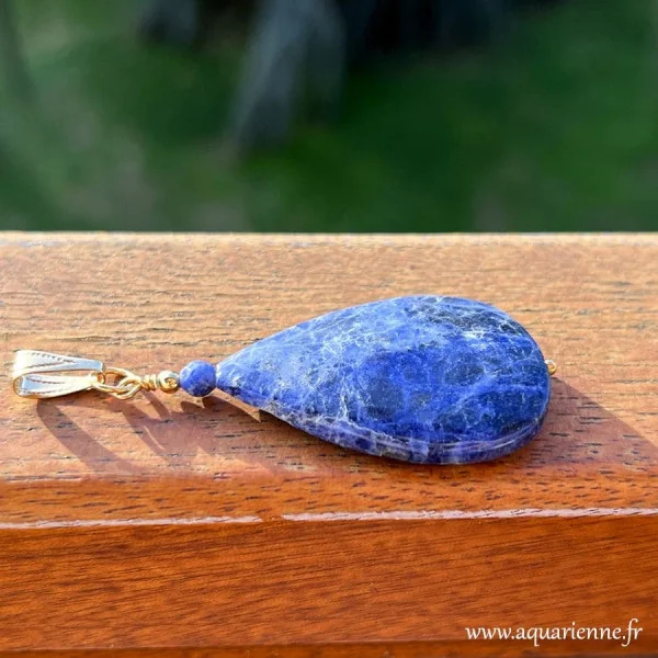 Bijou création, pendentif plaqué or et goute de sodalite pour harmoniser le coeur et l'esprit.