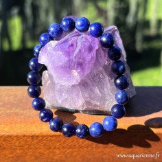 Bracelet Sodalite qualité AA perles 8 mm sur pierre et fond nature